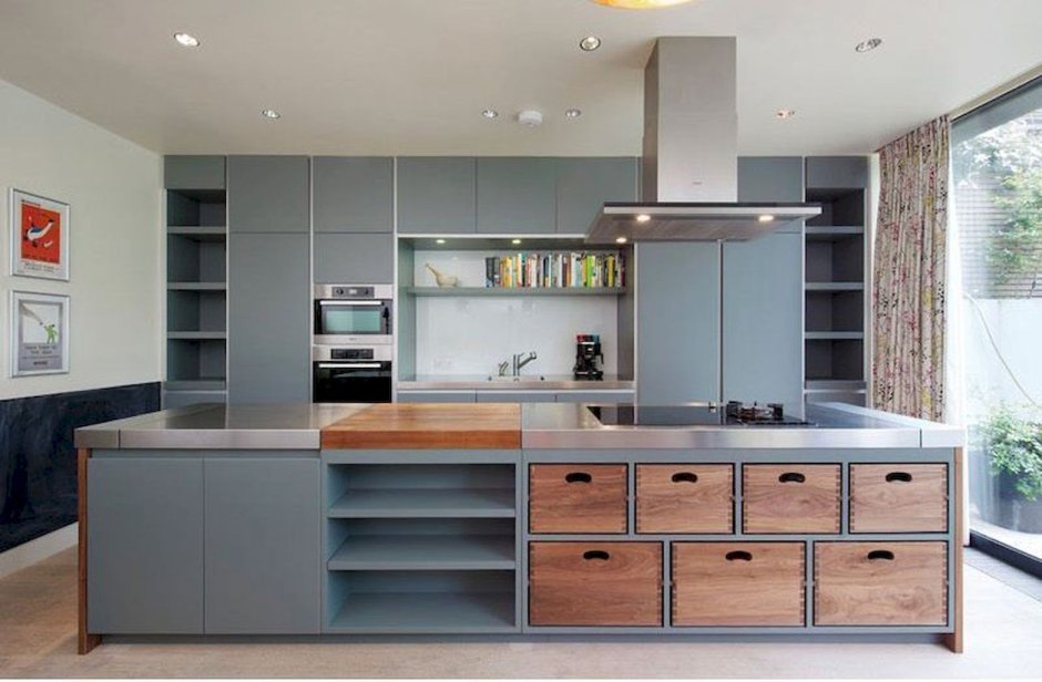 Кухня с открытыми ящиками