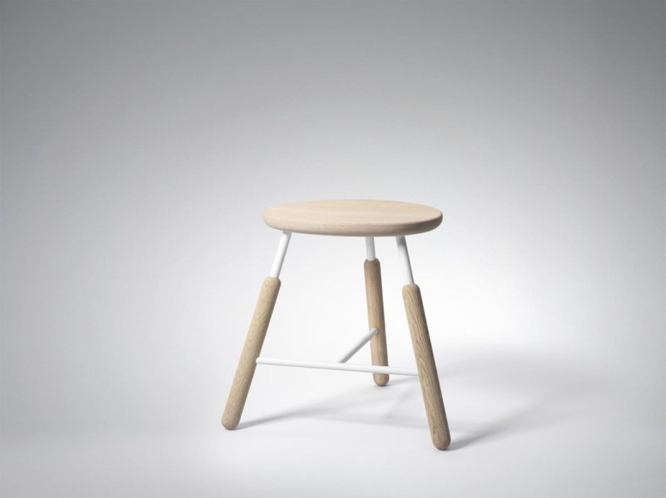 Табуретка с тремя ножками