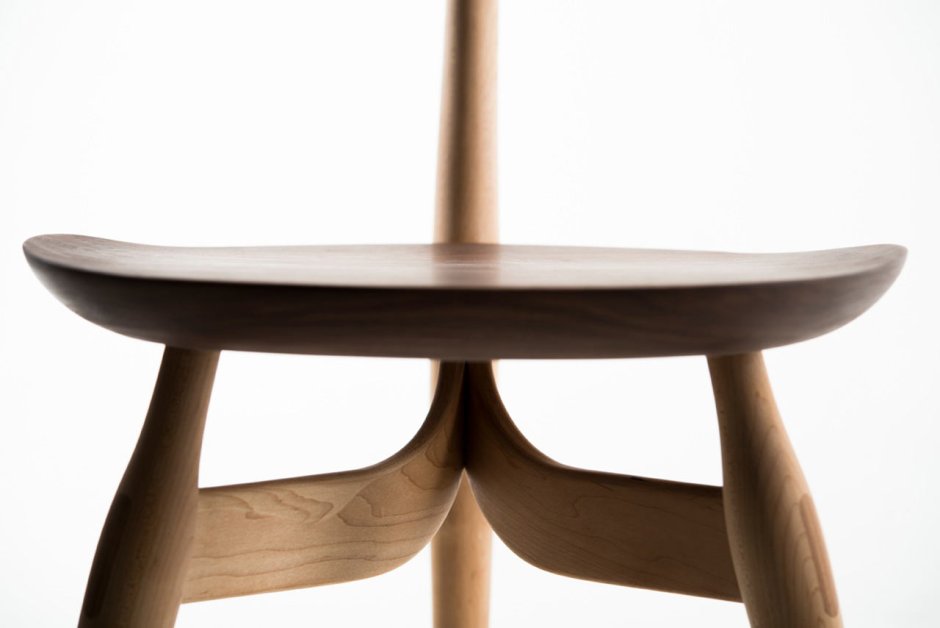 Стул на трех ножках из дерева