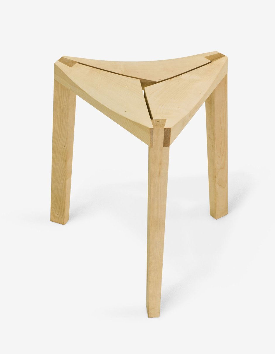 Треугольная табуретка