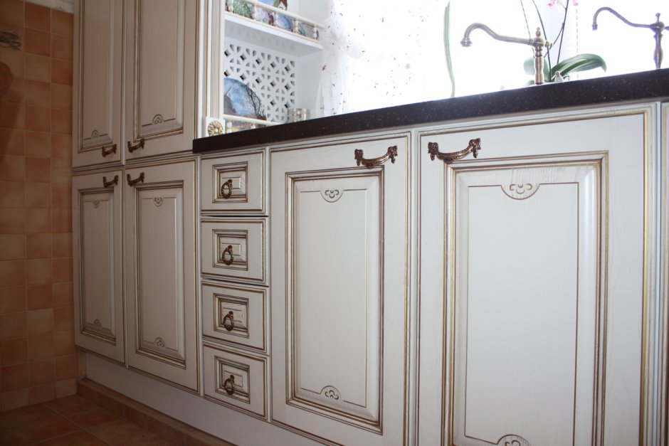 Кухня классика белый ясень с патиной