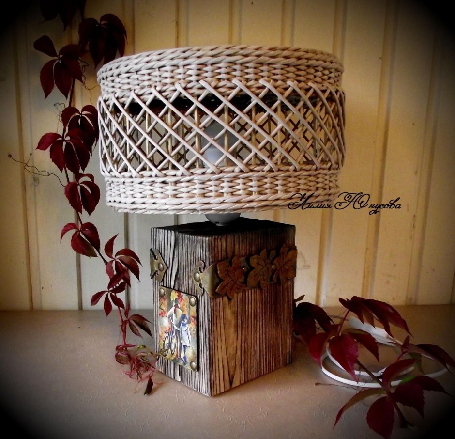 Плафон из газетных трубочек