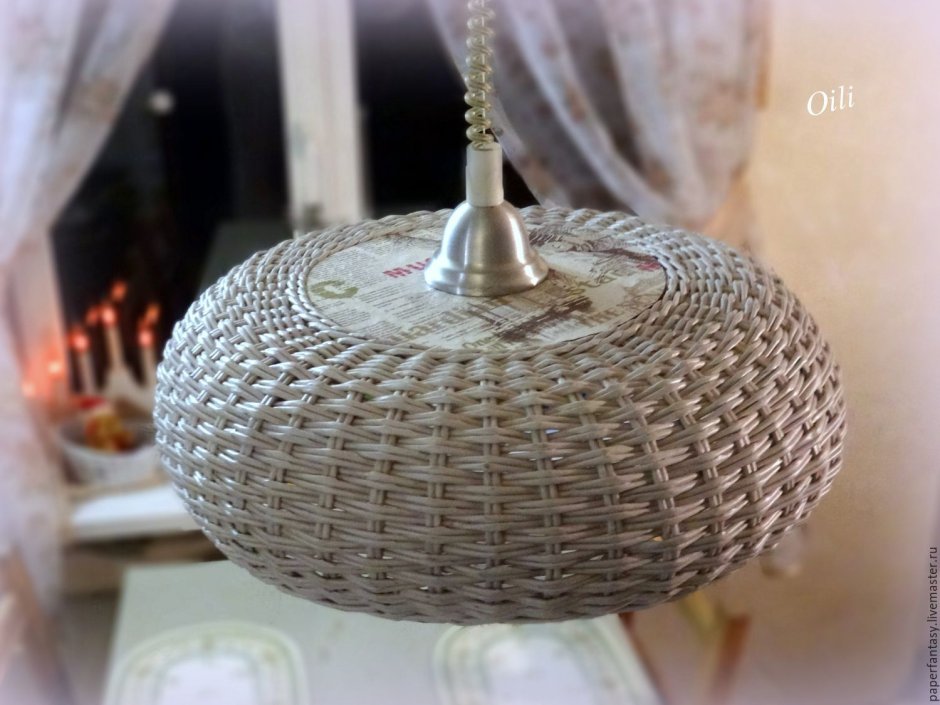 Плетеный абажур из газетных трубочек