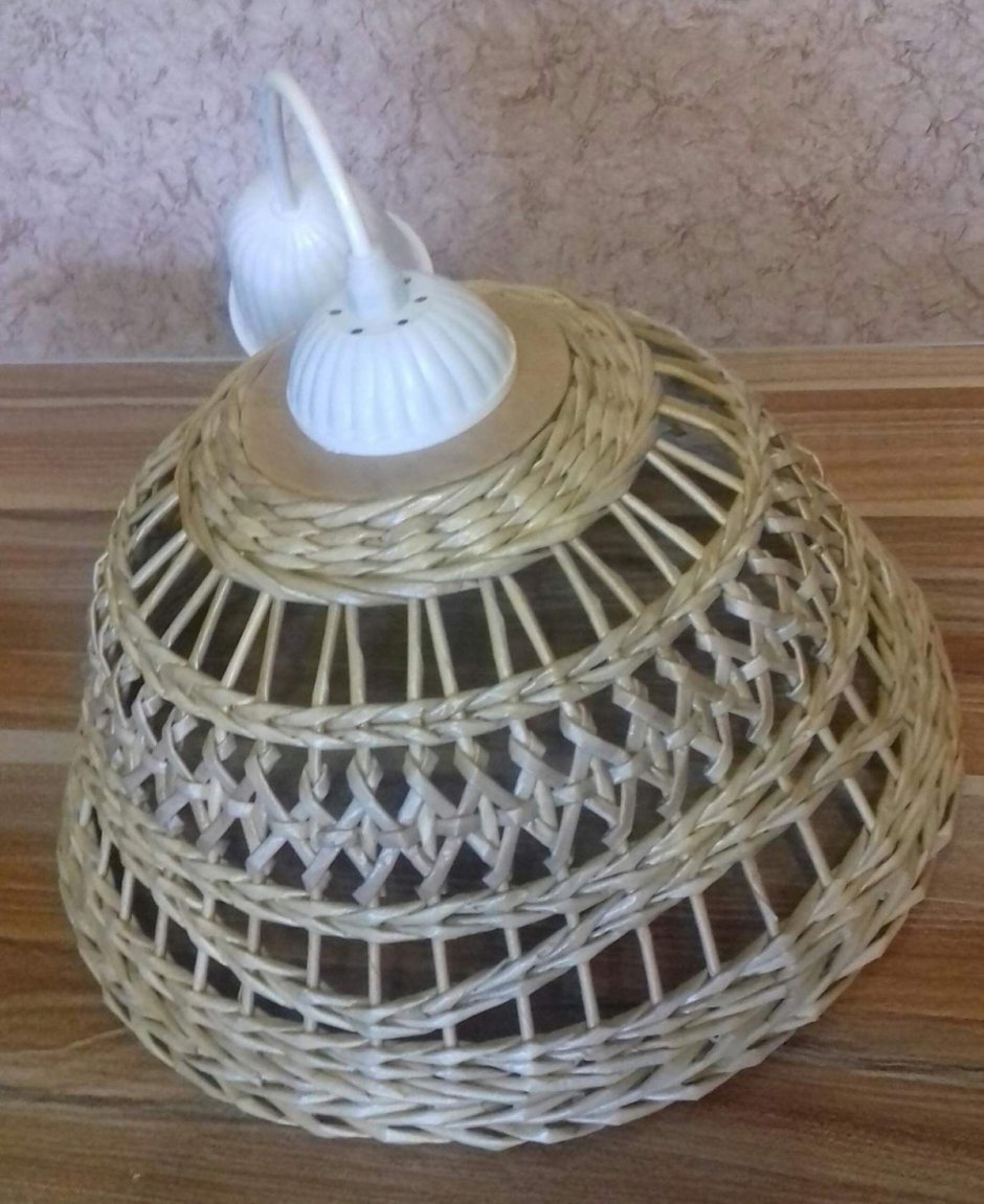 Плетеный абажур из газетных трубочек
