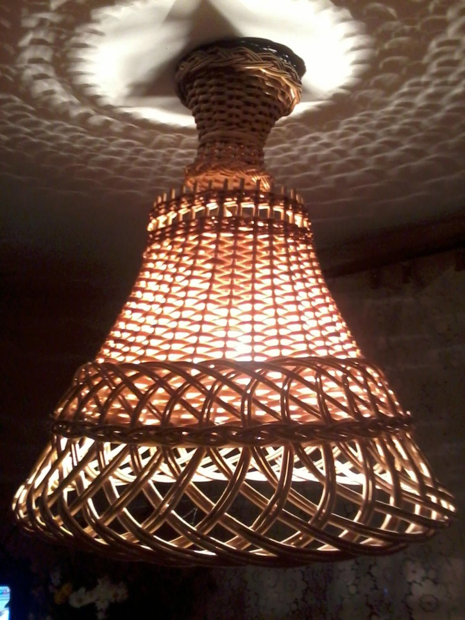 Плетеный абажур из газетных трубочек