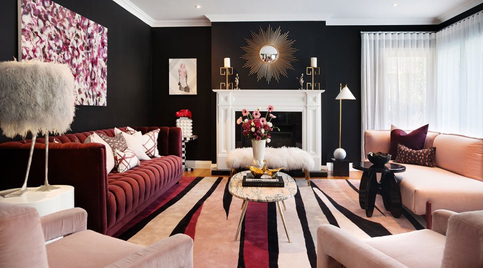 Интерьер гостиной с бордовыми акцентами