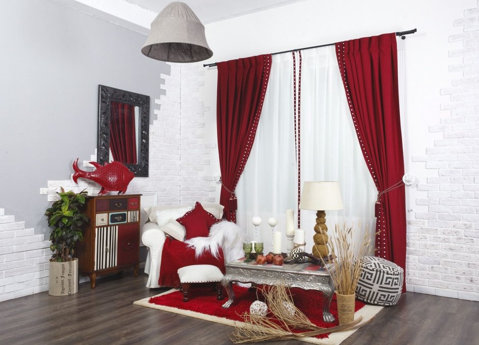 Красные шторы в интерьере
