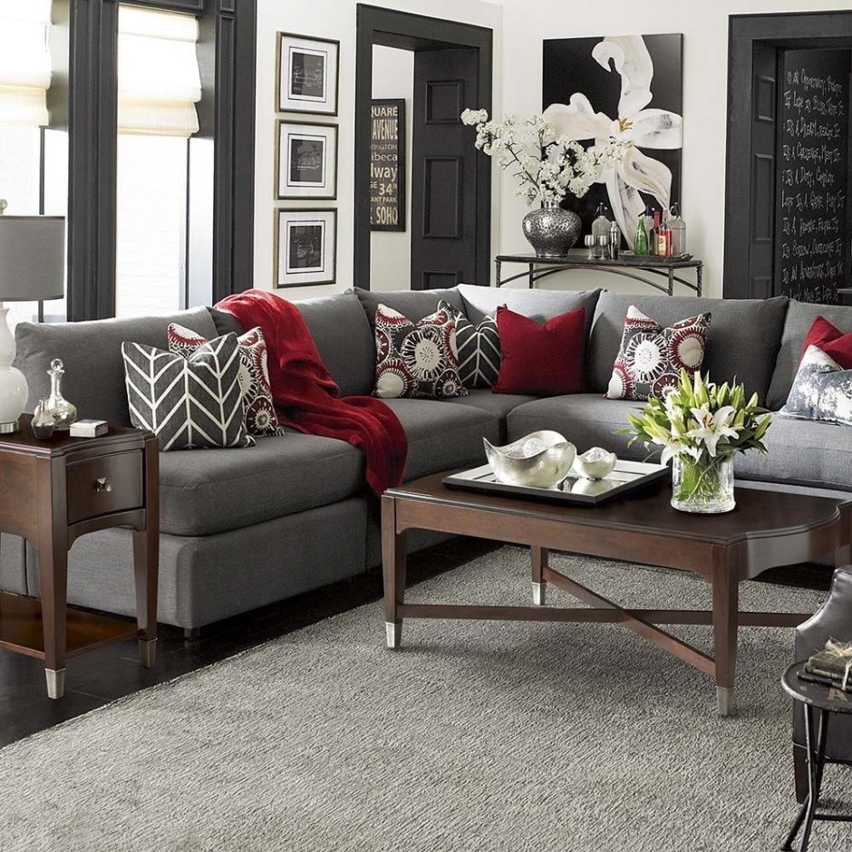 Серый диван с красными подушками