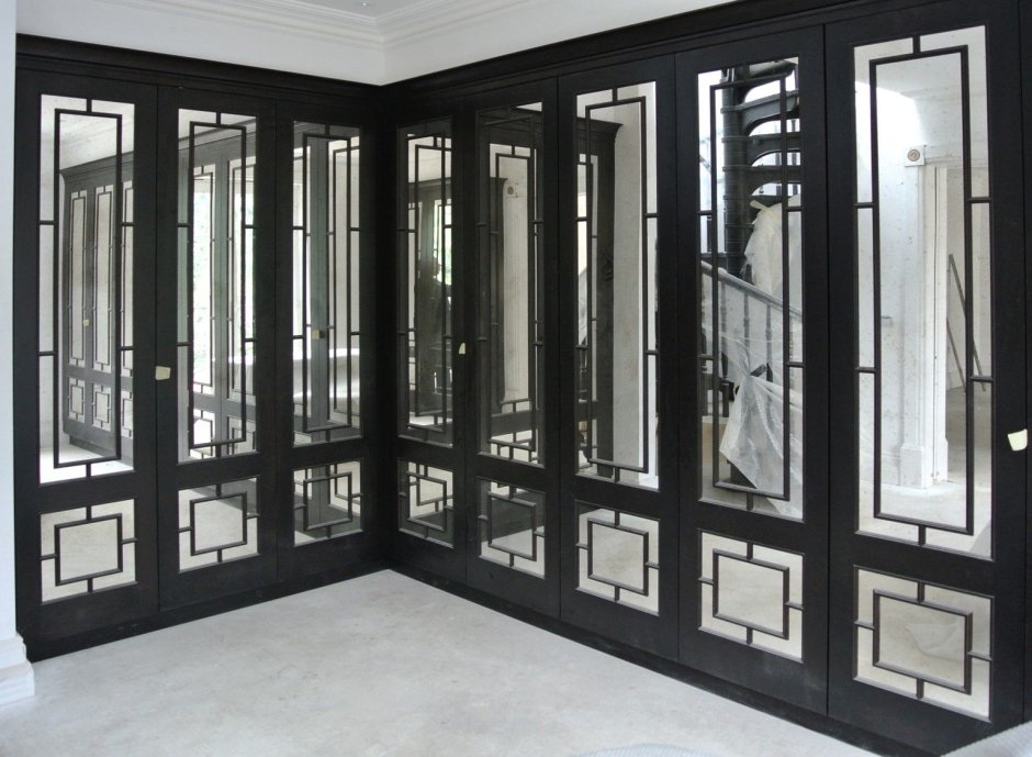 Шкаф с раскладкой на дверцах