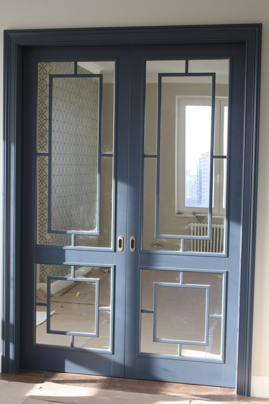 Двери с раскладкой на стекле