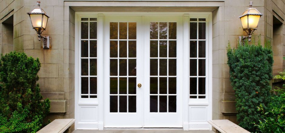 Дверь с узким окном