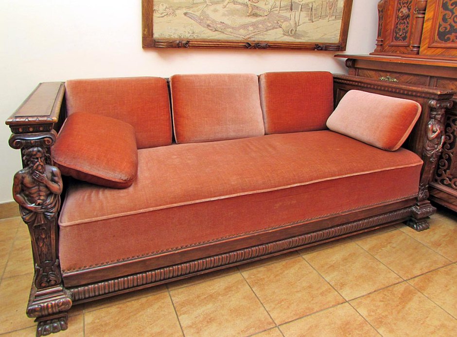 Старинная мягкая мебель
