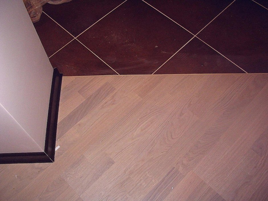 Стык линолеума и плитки