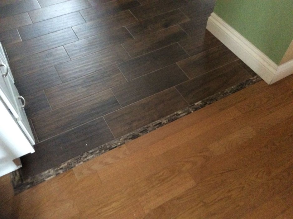 Стык ламината и плитки под дерево