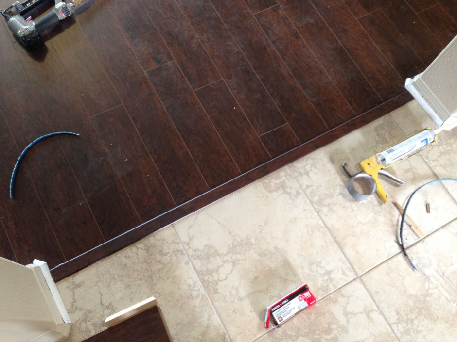 Стык плитки и ламината на кухне