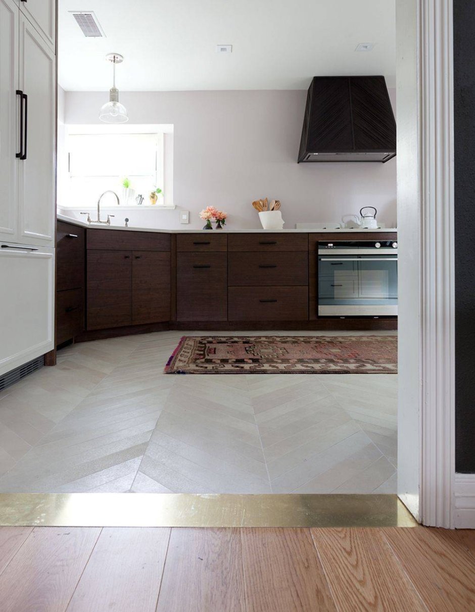 Плитка и ламинат на кухне