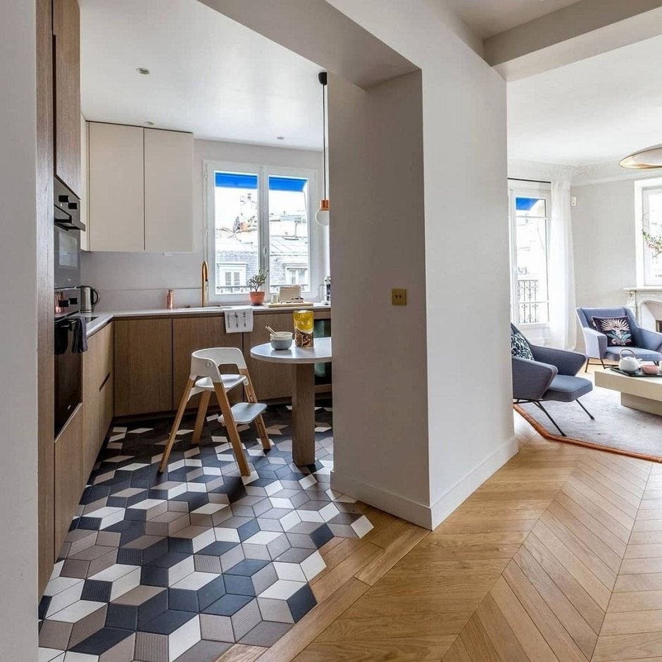 Сочетание плитки и ламината в кухне гостиной