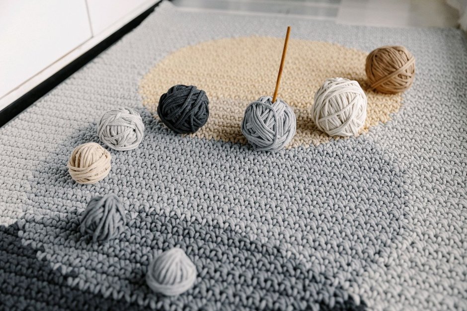 Вязаный ковер в скандинавском стиле