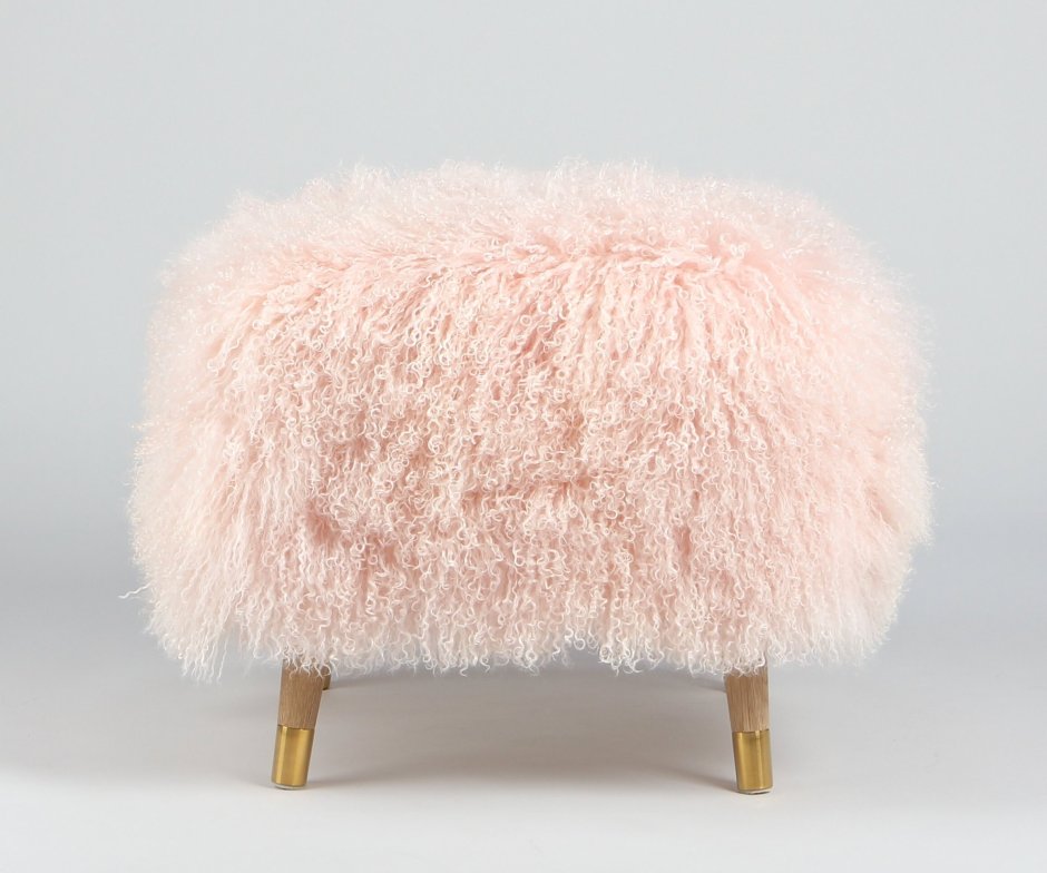 Стул с розовым мехом