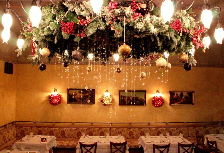 Интерьер кафе с растениями