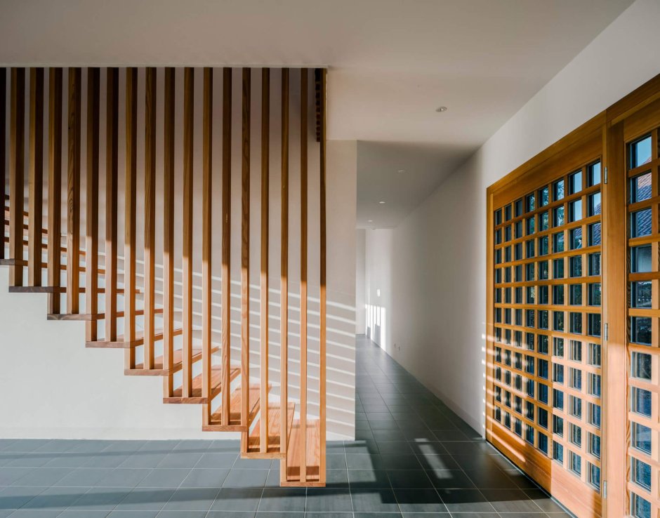 Лестница с деревянными рейками