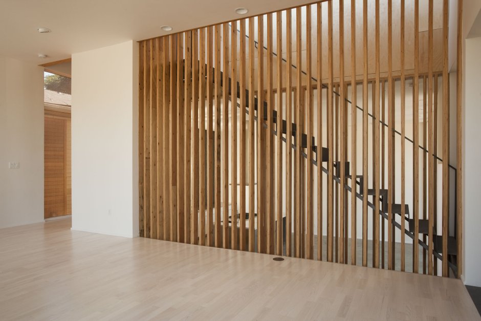 Лестница с рейками в потолок