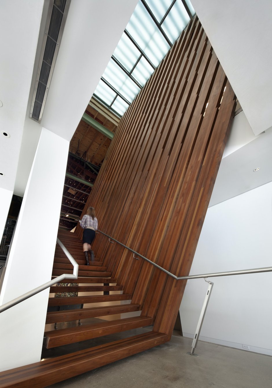 Деревянные рейки на лестнице в интерьере