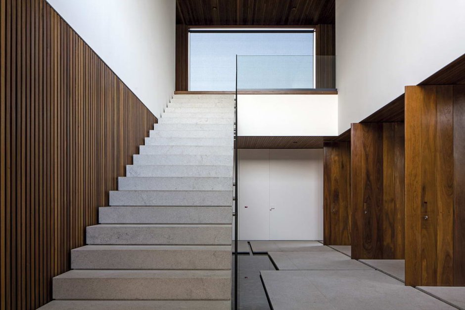 Бетонная лестница с деревянными рейками