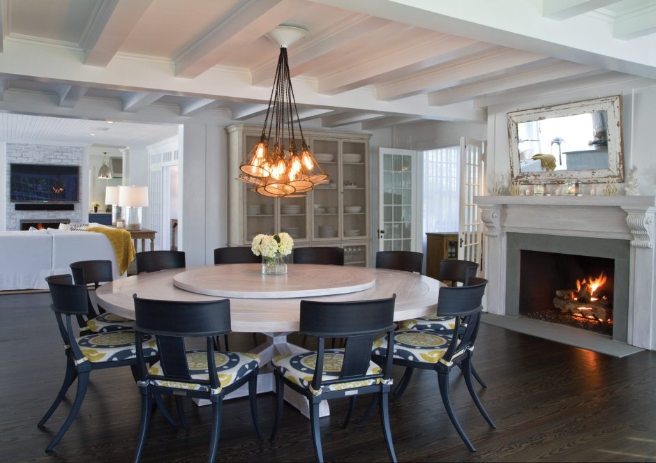 Интерьер столовой в частном доме