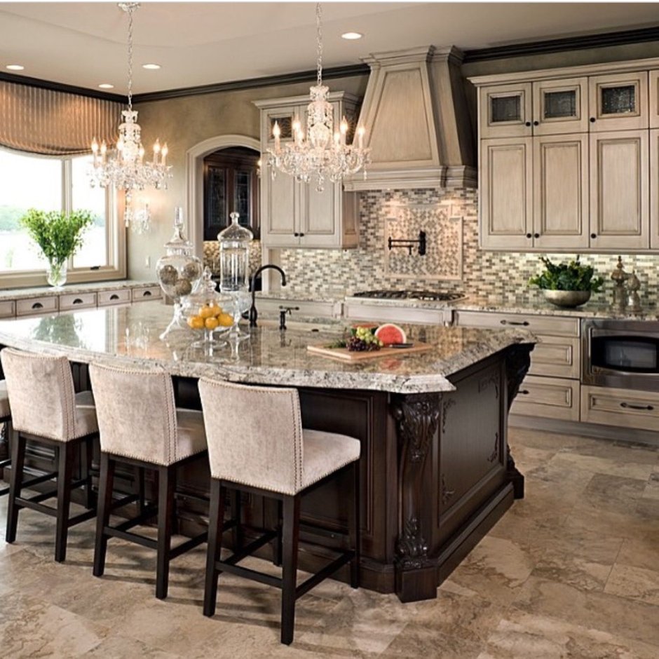 Гостиная столовая с камином