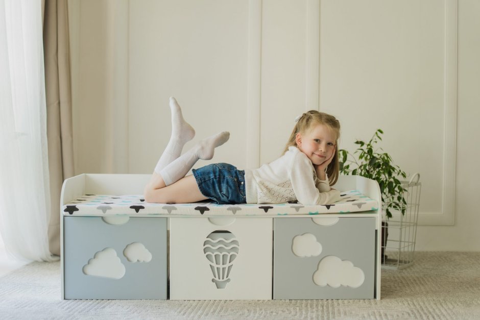 Комод с открытыми полками и выдвижными ящиками