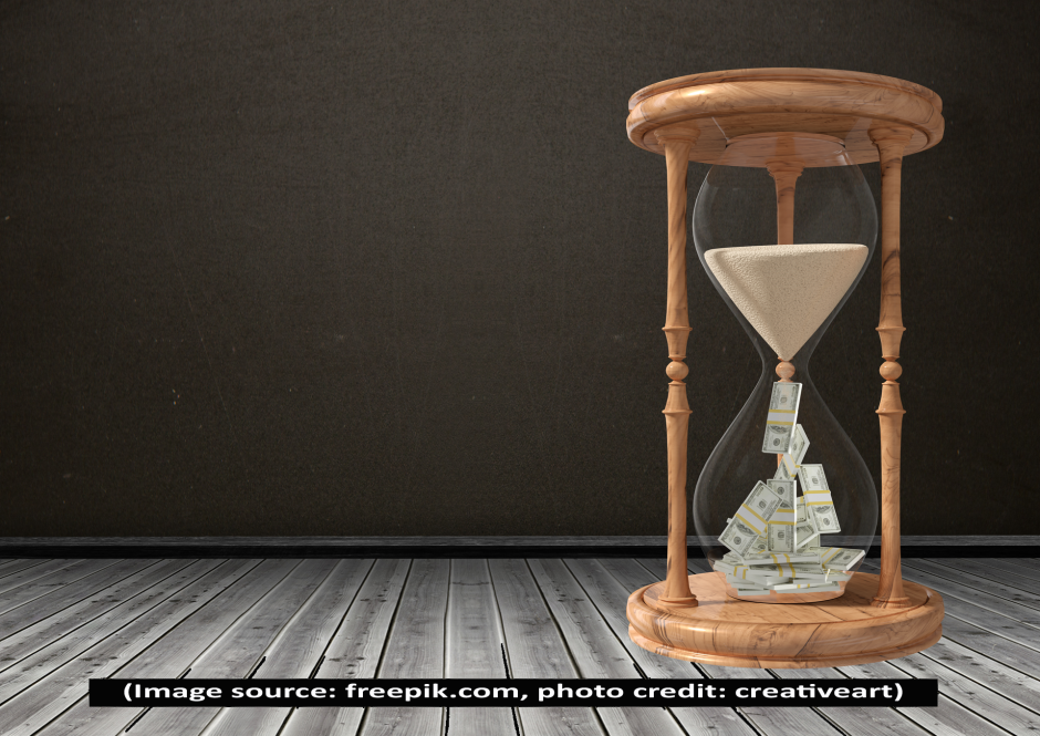 Песочные часы на берегу