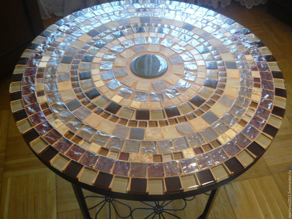 Круглый стол с плиткой керамической