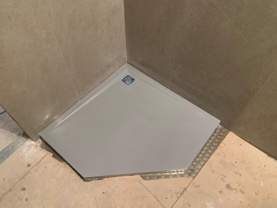 Душевой поддон из кварцевого агломерата