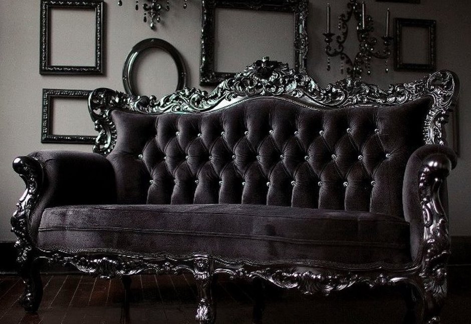 Диван с резьбой по дереву