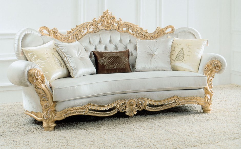 Диван с резными ножками