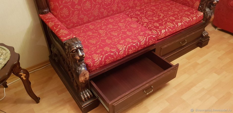 Диван резной