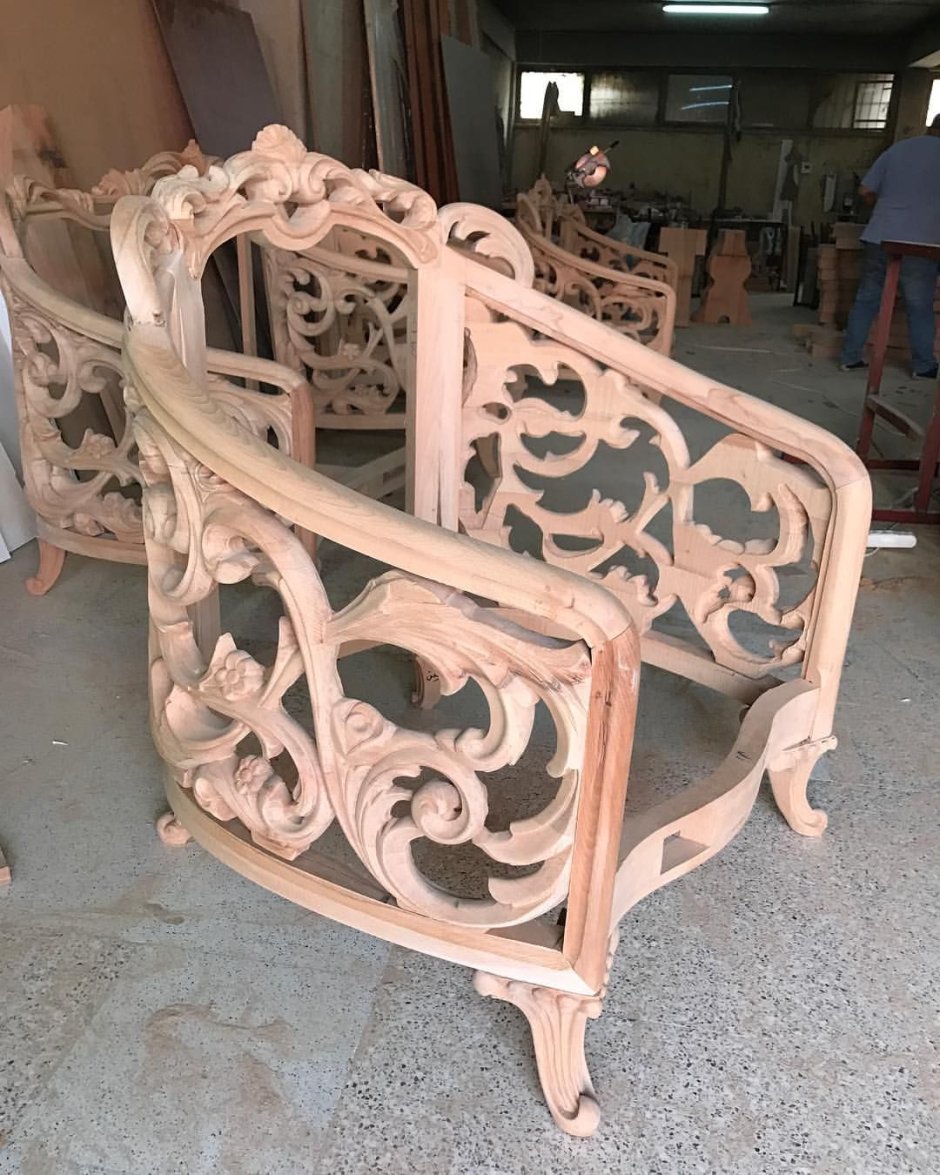 Резной диван