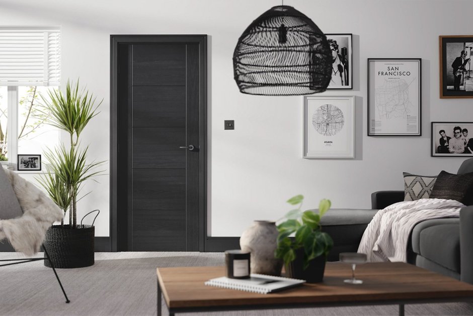Чёрные двери в интерьере квартиры