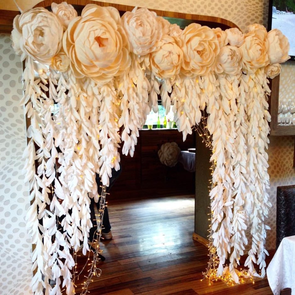 Украшение бумажными цветами