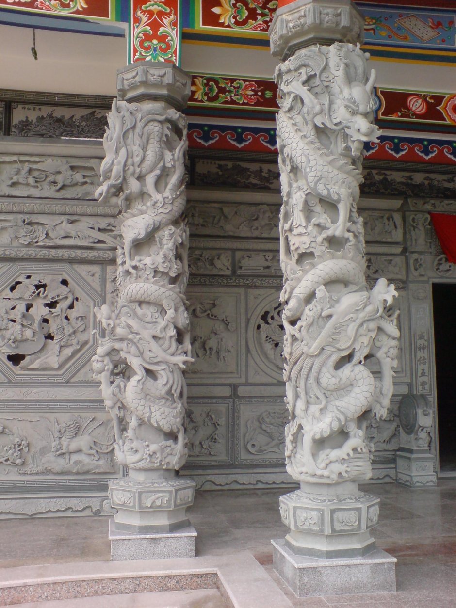 Колонна с драконом