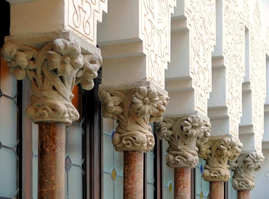 Украшение колонны в виде листьев