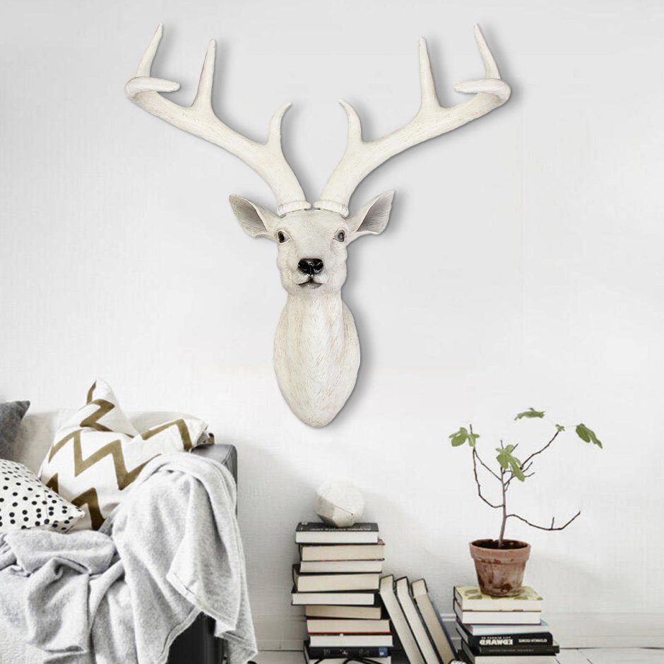 Голова оленя в новогоднем интерьере