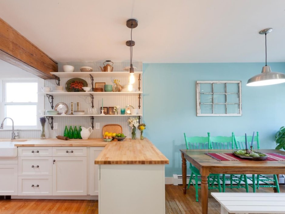 Кухня без верхних шкафов с окном