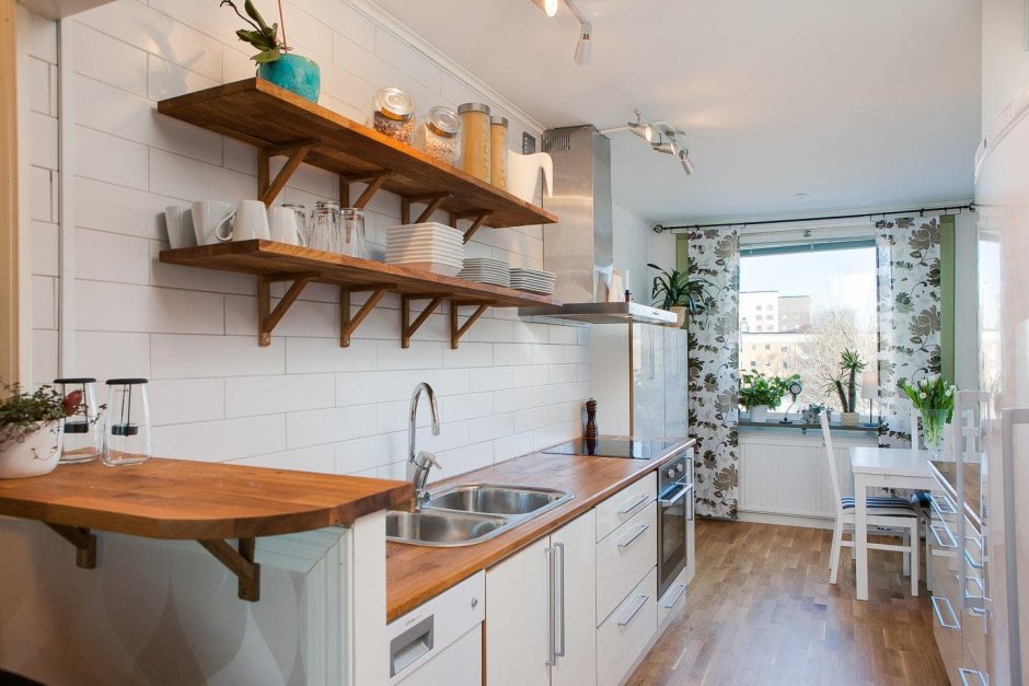 Белая кухня с деревянной столешницей