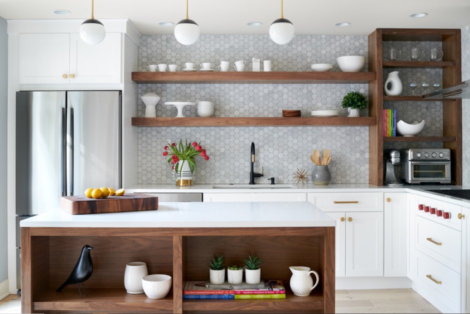 Черная кухня с деревянной столешницей