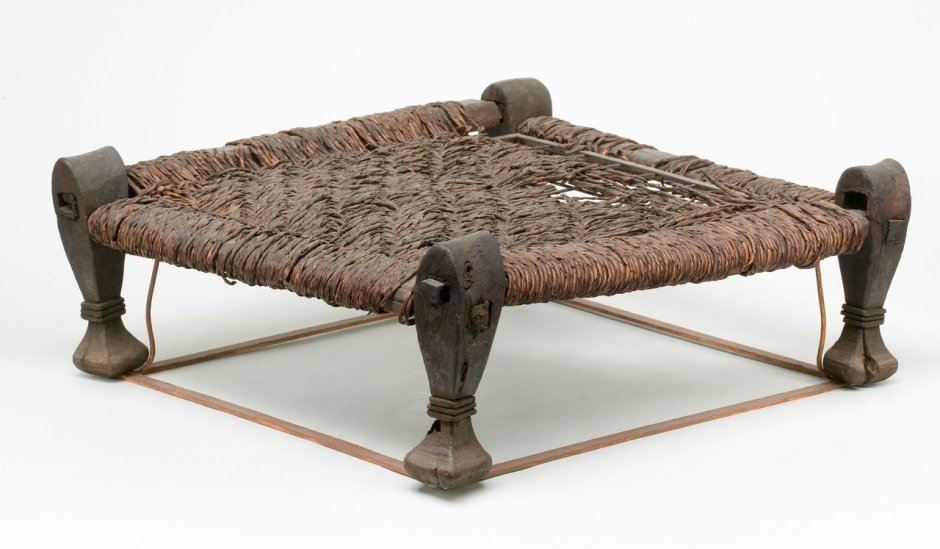 Древняя кровать