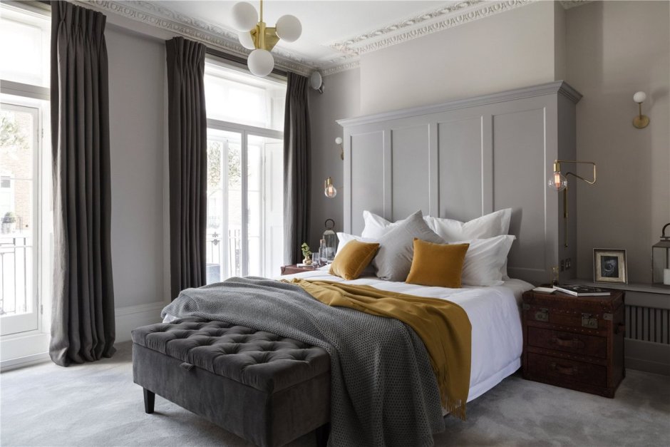 Современная классика в спальне серая