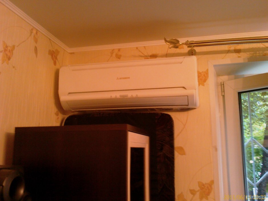 Внутренний блок кондиционера над окном