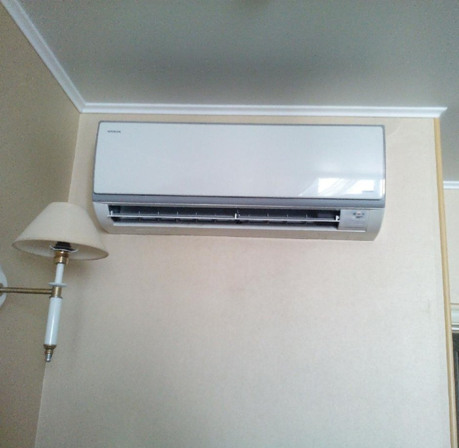 Установленные кондиционеры в комнате